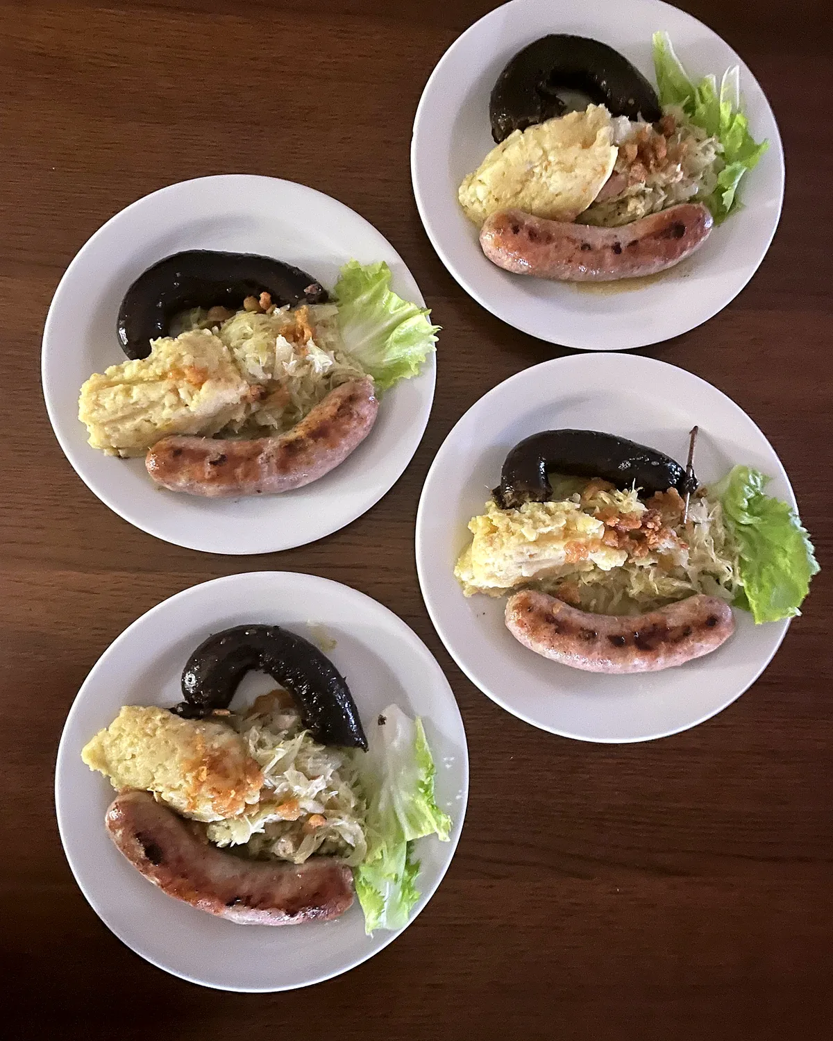 Krožniki s krompirjevo solato, pripravljeni za postrežbo