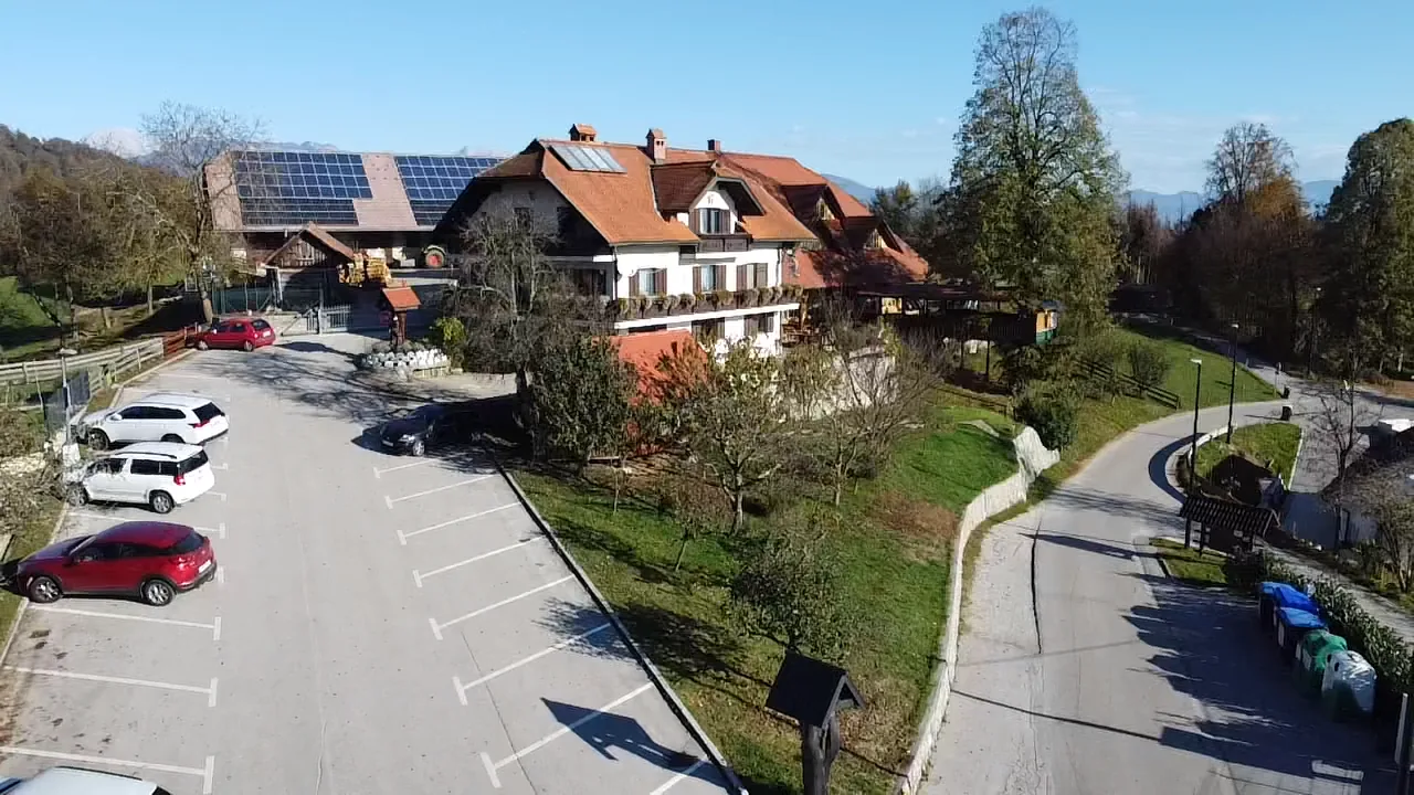 Kmetija Blaž in parkirišče iz zraka