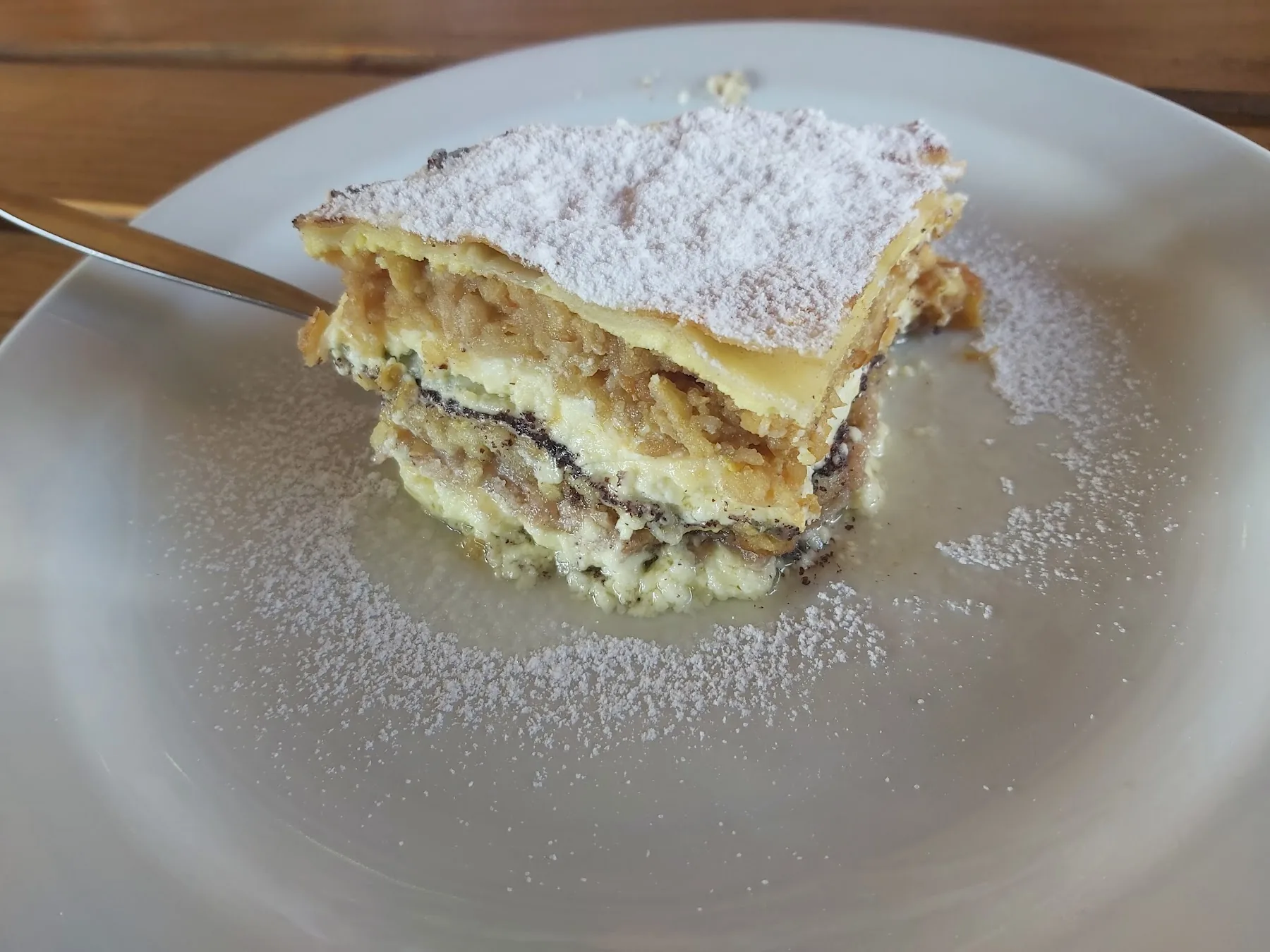 Domača gibanica s sladkorjem v prahu