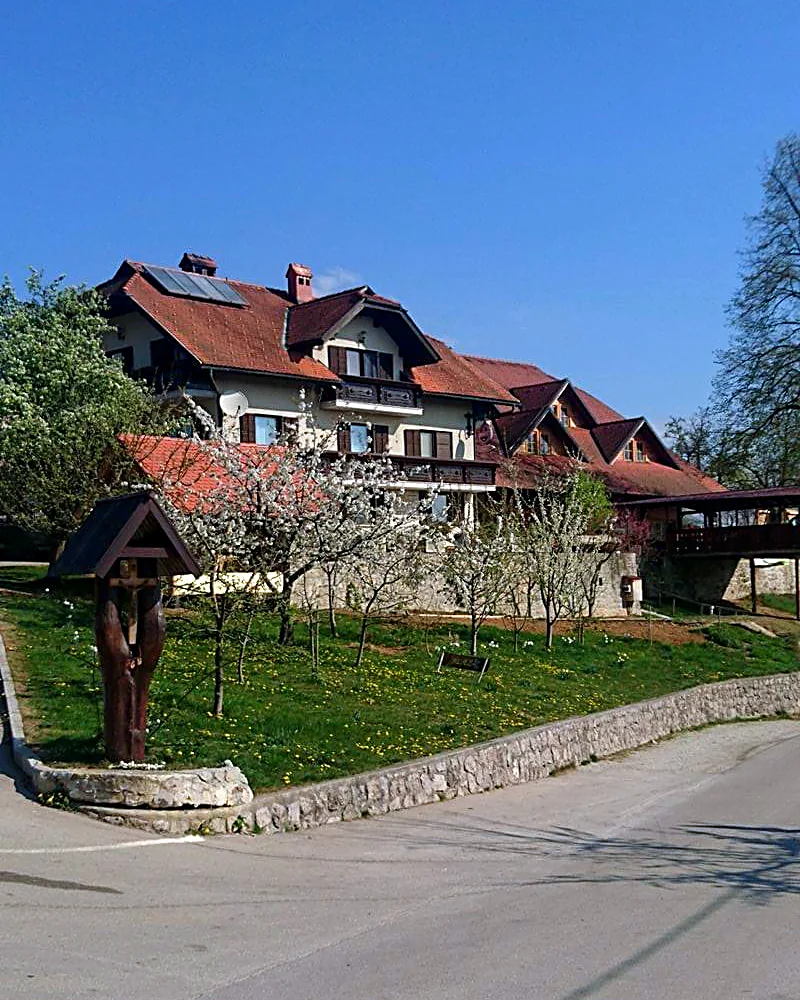Kmetija Blaž z zelenico in vrtom